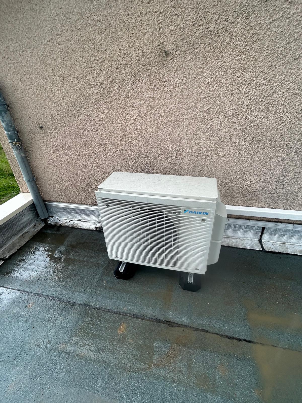 Unité extérieure climatisation Daikin posée par Futura Énergie Habitat